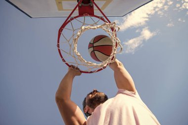Basketbol topunu ellerinle potaya sokup kazanıyor..