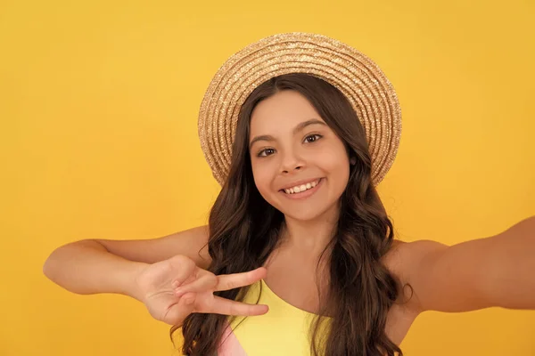 Criança Feliz Verão Chapéu Palha Fazendo Selfie Fundo Amarelo Paz — Fotografia de Stock