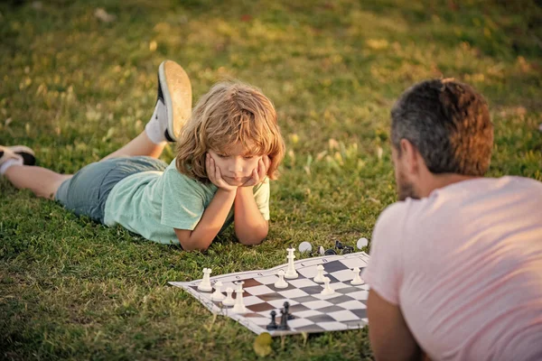 Ευτυχισμένη Οικογένεια Των Γονέων Και Γιος Παιδί Παίζει Σκάκι Στο — Φωτογραφία Αρχείου