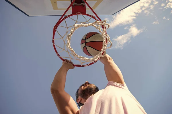 Basketbol Topunu Ellerinle Potaya Sokup Kazanıyor — Stok fotoğraf