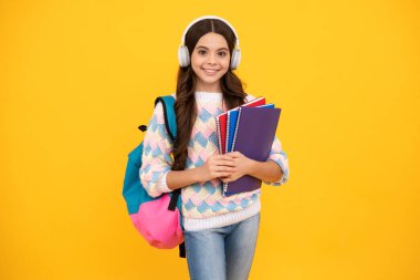 Okula dönelim. Okul çantalı kulaklıklı liseli kız öğrenci izole stüdyo geçmişi üzerine kitap tutuyor. Okul ve eğitim kavramı