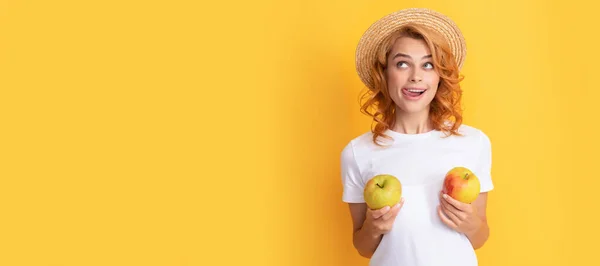 Summer Girl Hold Apple Cheerful Redhead Woman Straw Hat Hold — Stock Fotó