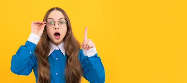 Shocked Teenage Girl Eyeglasses Got Genius Idea Keeping Raised Finger — Stock Fotó