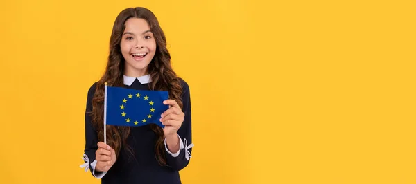 Κατάπληκτος Παιδί Κατέχουν Σημαία Της Ευρωπαϊκής Ένωσης Κίτρινο Φόντο Ευρωπαϊκή — Φωτογραφία Αρχείου