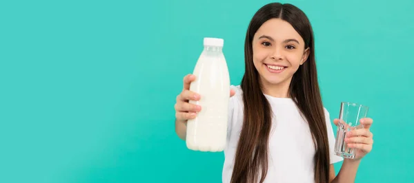 Ευτυχισμένη Έφηβη Που Πιει Γάλα Γιαούρτι Γάλα Οριζόντια Αφίσα Του — Φωτογραφία Αρχείου