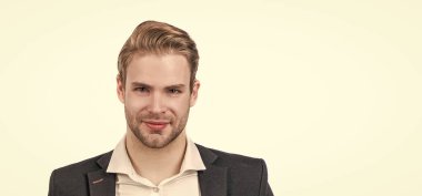 Resmi olarak tıraşsız yüzü olan mutlu adamın portresi beyaz fotokopi alanında izole edilmiş, adamım..