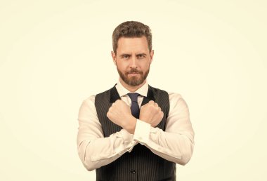 Sakalları çaprazlanmış, olgun, zarif bir adam. Saç ve sakal bakımı. Resmi iş adamı beyazdan soyutlanmış. Kendine güvenen ve bıyıklı yakışıklı bir adam. Erkek modası. Erkek güzelliği. Gri adam portresi.