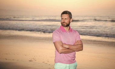 Denizin ötesindeki adam, gün doğumunda, yaz plajında, kopyalama alanında, deniz manzarasında.