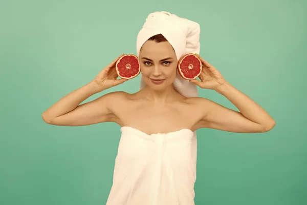 Jonge Vrouw Handdoek Douche Met Grapefruit Blauwe Achtergrond Vitamine — Stockfoto