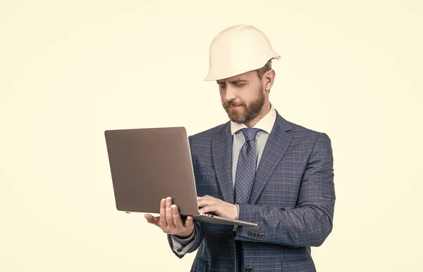 양복을 헬멧을 자신있는 사업가 가백인 사업가에게 컴퓨터를 — 스톡 사진