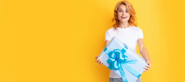 Amazed Happy Redhead Girl Present Box Happy Birthday Beauty Woman — Stock fotografie