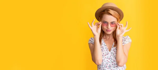 Sexy Young Woman Straw Hat Sunglasses Yellow Woman Isolated Face — Fotografia de Stock