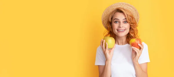 Summer Girl Hold Apple Cheerful Redhead Woman Straw Hat Hold — ストック写真