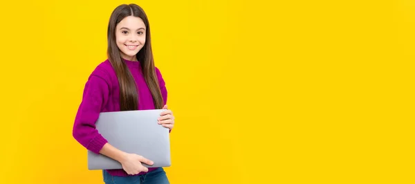 Jong Schoolmeisje Studeert Met Laptop Computer Learning Concept — Stockfoto