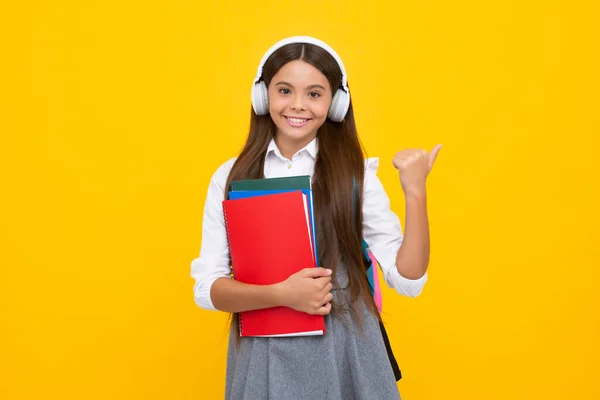 Κορίτσι Του Σχολείου Ακουστικά Και Βιβλίο Χαρούμενο Πρόσωπο Κοριτσιού Θετικά — Φωτογραφία Αρχείου