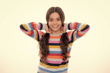 Ergenlik çağındaki tatlı bir kız vesikalığı. İzole edilmiş arka planda çocuk portresi. Güzel ergen yüzü. Mutlu kız yüzü, pozitif ve gülümseyen duygular