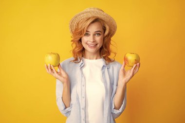 Elma tutan genç bir kadının güzel gülümsemesi