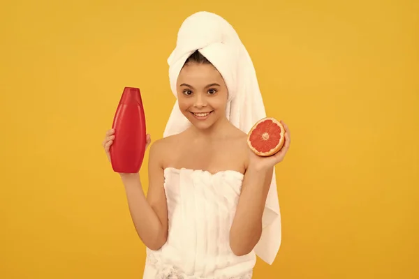 Vrolijk Meisje Handdoek Met Grapefruit Shampoo Fles Gele Achtergrond — Stockfoto
