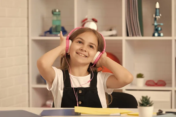 Χαρούμενο Παιδί Ακούει Μουσική Στα Ακουστικά Στην Σχολική Τάξη — Φωτογραφία Αρχείου