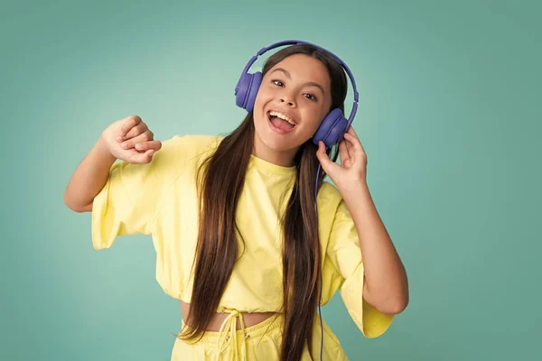 Молода Підліток Дитина Слухає Музику Навушниками Дівчина Слухає Пісні Через — стокове фото