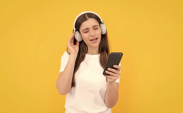 Lady White Shirt Singing Headphones Chatting Phone Technology — Stockfoto