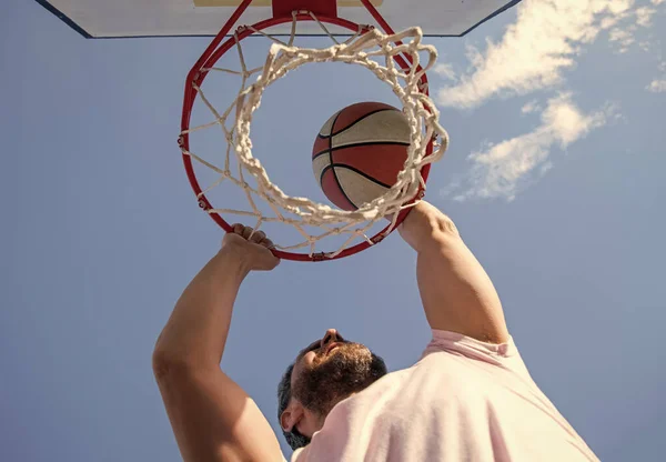 Sommaraktivitet Man Med Basket Planen Professionell Basketspelare Träning Utomhus Killen — Stockfoto