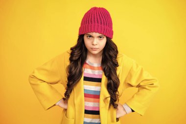 Kızgın yüz, genç kızın üzgün duyguları. Sinir krizi geçiren sinirli bir genç kız portresi. Olumsuz çocuklar, duygular, yüz ifadeleri, hisler, kötü tavırlar.