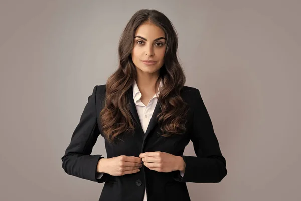 穿着西服 背景灰暗的成功女商人的画像 认真的办公室女员工 经理员工 女雇员年轻秘书 — 图库照片