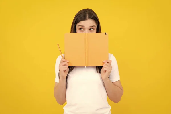 Жіночий Студент Тримає Книги Ізольовані Жовтому Тлі Студії Англійська Школа — стокове фото