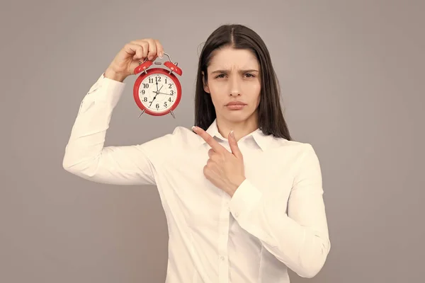 Mujer Sorprendida Sosteniendo Reloj Alarma Retrato Aislado — Foto de Stock
