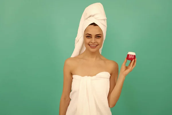 Gelukkig Vrouw Handdoek Met Huid Crème Blauwe Achtergrond — Stockfoto