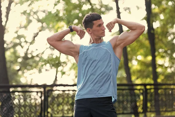 Fisiculturista Muscular Homem Mostrando Bíceps Tríceps — Fotografia de Stock
