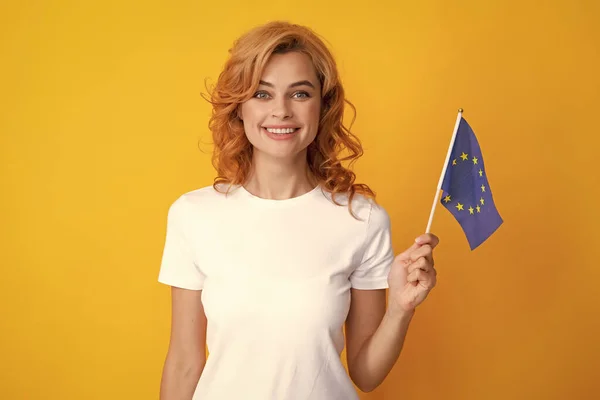 Λευκή Φοιτήτρια Μικρή Σημαία Έμβλημα Της Ευρωπαϊκής Ένωσης Σχέδιο Ευρωπαϊκών — Φωτογραφία Αρχείου