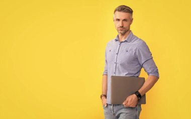 Sosyal ağ ve web günlüğü. İş bilgisayarı iletişimi. Modern teknoloji. kopyalama alanı. Serbest çalışan adam bilgisayarı tutuyor. Blog için dizüstü bilgisayar tutan iş adamı.