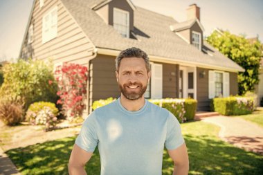 Emlak sigortası tanıtımı. Başarılı komisyoncu teklifte bulundu. İpotek sigortacısı. Amerikan satış müdürü. Satılık bir emlakçı. Ziyaretçileri karşılayan emlakçı. Kira ya da yeni bir ev al. ev sigortası