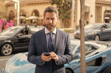 Kendine güvenen adam, arabada bekle ve telefonda konuş..