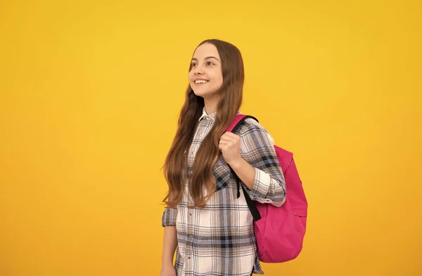 回学校去知识日 教育的概念 穿着黄色背景格子衬衫的小孩 快乐的童年 带着书包的孩子快乐的少女背着背包 — 图库照片