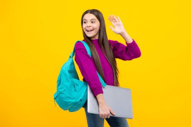 Okul çocuğu. Uzaktan öğrenme online mesafe eğitimi, uzaktan eğitim. Liseli kız dizüstü bilgisayarı tut