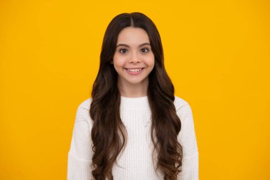 Mutlu yüz, pozitif ve gülümseyen genç kız duyguları. Tecrit edilmiş genç ve tatlı bir kız. Güzel bir çocuğun stüdyo portresi