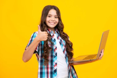 Öğrenci kız bilgi ve eğitim öğreniyor.