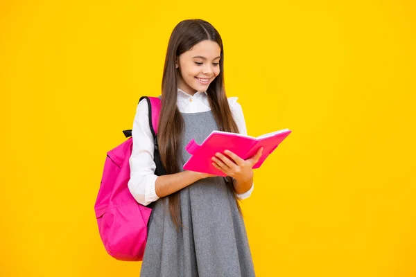Školačka Dospívající Studentka Drží Knihu Žlutém Izolovaném Pozadí Studia Koncept — Stock fotografie