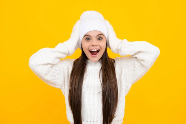 Παιδί Θετική Έκφραση Χαρούμενο Και Συναρπαστικό Ντυμένο Casual Χειμωνιάτικο Ύφασμα — Φωτογραφία Αρχείου