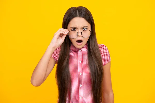 Shocked Surprised Teenager Girl Ophthalmologist Tries Eyeglasses Teenager Little Girl — Fotografia de Stock