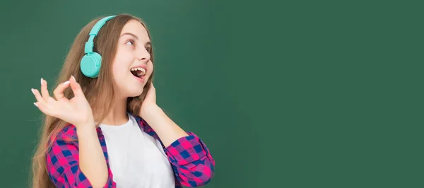 Happy Teen Girl Headphones Music Lover Listen Music Wireless Headset — 스톡 사진