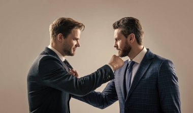 saygısızlık ve çelişki. İş ortakları birbirini suçlar. İş insanlarını tartışıyorlar. Tatminsiz adamlar başarısızlığı tartışır. İki meslektaş arasında anlaşmazlık ve anlaşmazlık var. İş adamları yüz yüze..