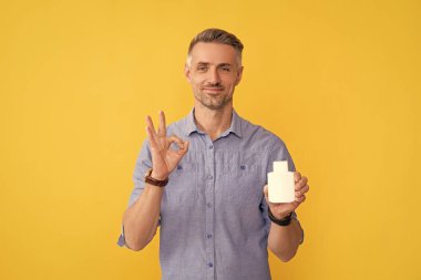 Enerji ilacı sunan adam. Günlük vitaminler ve takviyeler. Erkek ağrı kesici veriyor. Tamam, adam kavanozu ilaç haplarıyla birlikte tut. Uyuşturucu işi. Adam ilaç alıyor. Tıbbi reklam.