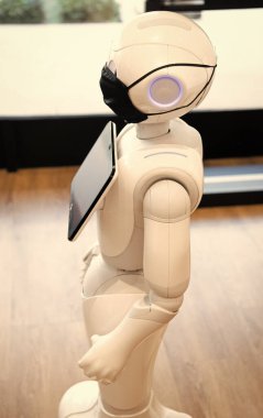 Koruyucu maskede yenilikçi robot asistanı teknolojisi.