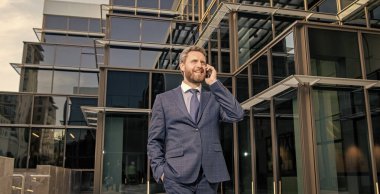 Telefon var. mobil bağlantı teknolojisi. İletişim. İş adamının akıllı telefonda konuşmasına sevindim. Patron adam konuşuyor. İş görüşmesi. Ses bağlantısı. Yetişkin yöneticiler cep telefonuyla konuşuyor..