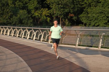 Spor giysileriyle koşan atletik bir adam. spor rutini.