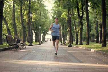 Spor kıyafetleri içinde koşan sağlıklı atletik bir adam..